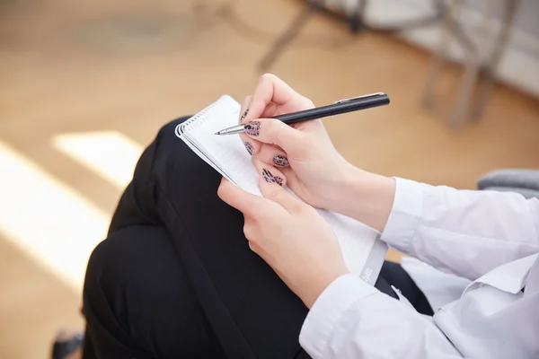 Mujer de negocios que trabaja en la oficina — Foto de Stock