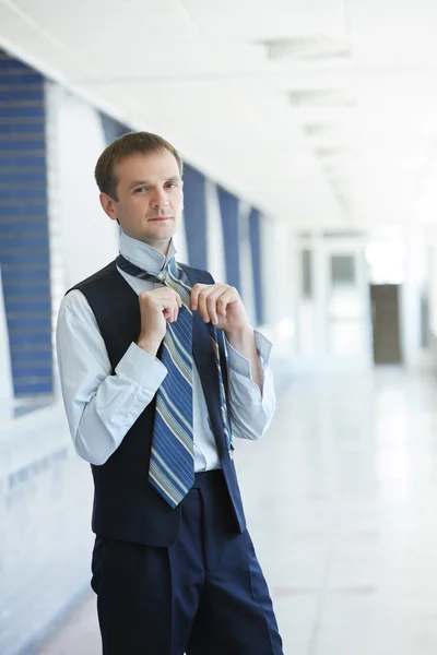 Empresario atándose la corbata — Foto de Stock