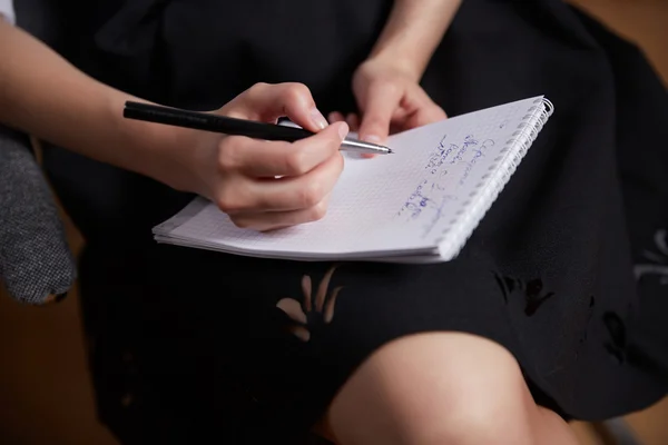 Businesswoman writing in notepad — Stock Photo, Image