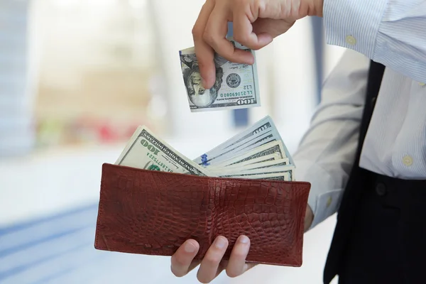 Muž hospodářství kabelku s penězi — Stock fotografie