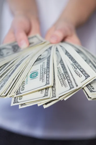 Dinero en manos femeninas —  Fotos de Stock