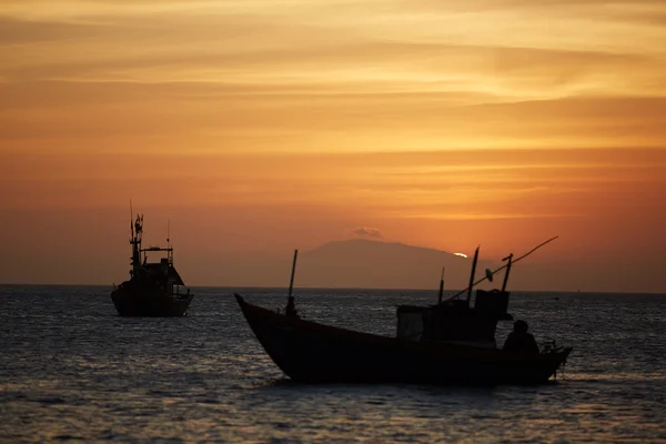 Bateaux de pêche au coucher du soleil — Photo