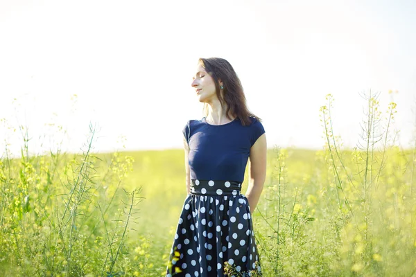 Chica en el campo de floración — Foto de Stock