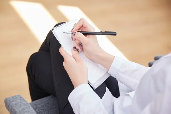 Mujer de negocios con cuaderno y pluma — Foto de Stock