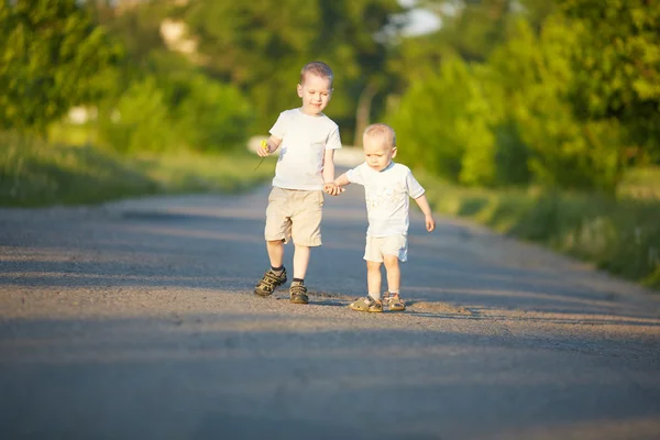 Маленькие мальчики на сельской дороге — стоковое фото