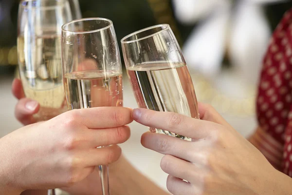 Bicchieri di champagne in mani femminili — Foto Stock