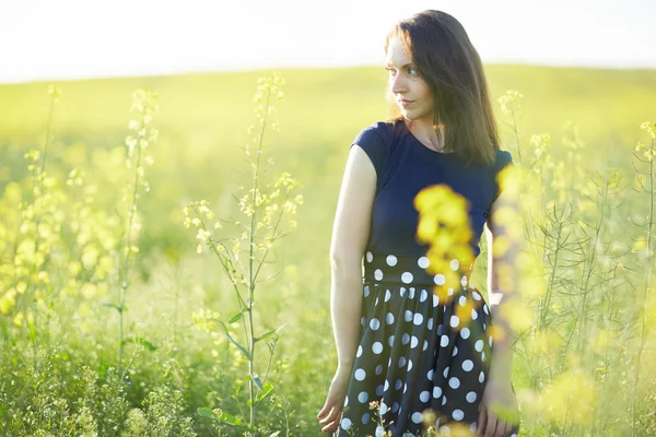 Chica en el campo de floración — Foto de Stock
