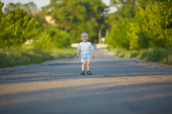 Lille dreng på landevejen - Stock-foto