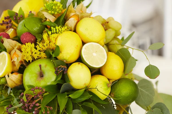 Bananer, äpplen, vindruvor, aprikoser — Stockfoto