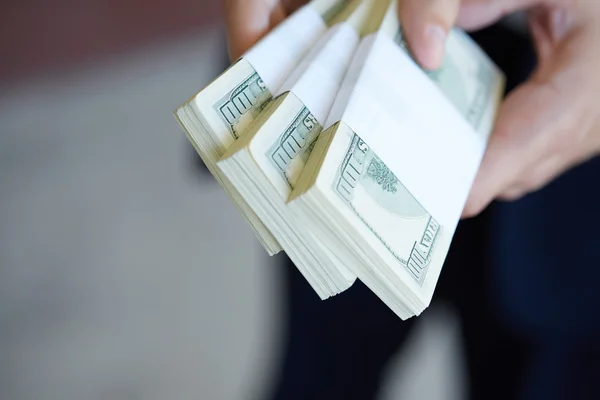 Peníze v mužských rukou — Stock fotografie