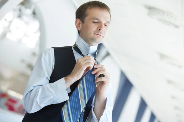 Empresario atándose la corbata — Foto de Stock