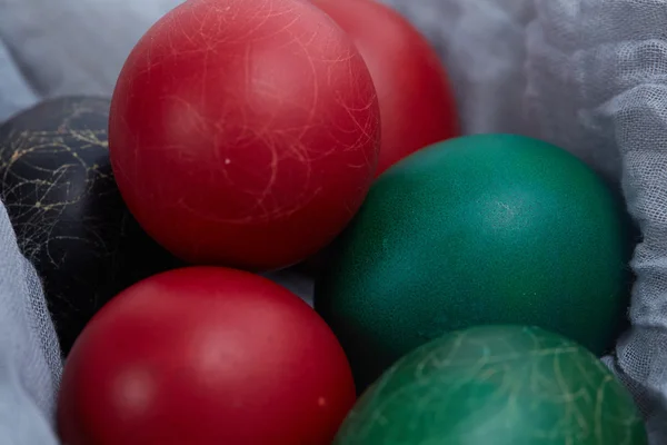 Huevos de Pascua doblados en tela —  Fotos de Stock