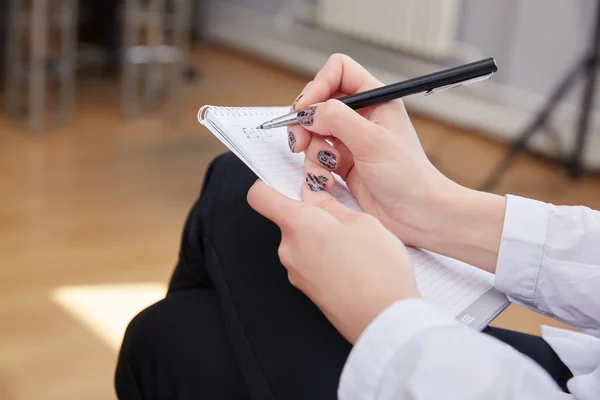 Mujer de negocios con cuaderno — Foto de Stock