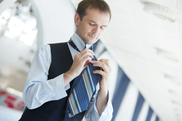 Empresario atándose la corbata — Foto de Stock