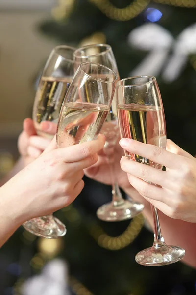 Mani femminili con bicchieri di champagne — Foto Stock