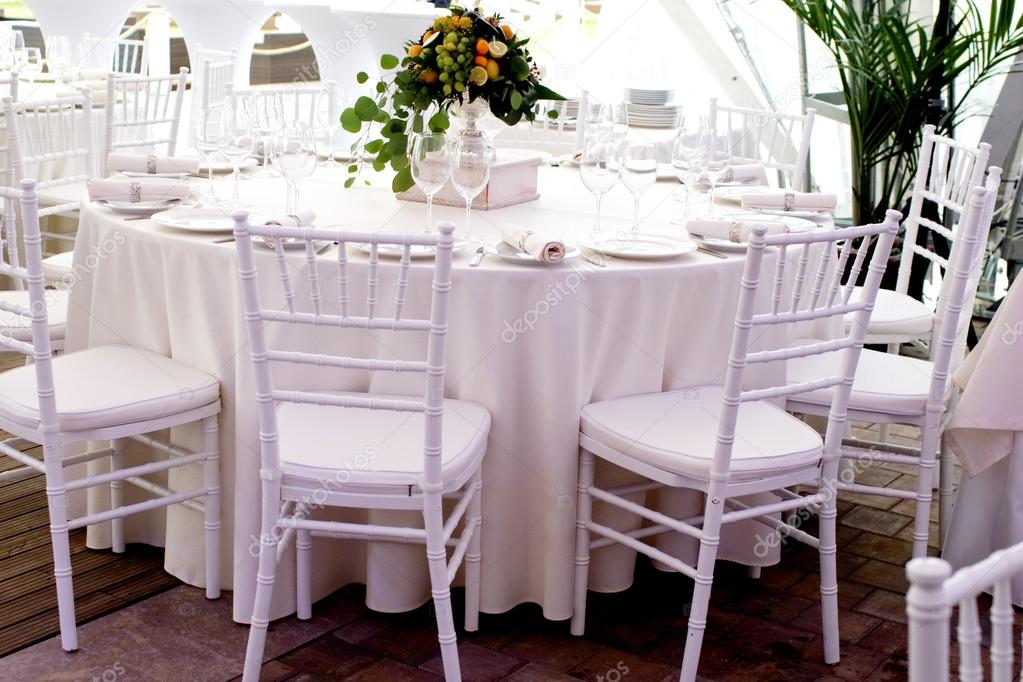 white tablecloths on tables