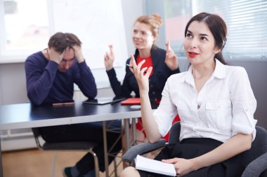 ofiste çalışan iş adamları