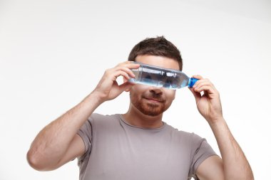 şişe suyu olan adam