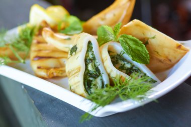 Yangın dolması kalamar kavrulmuş