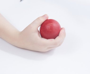 Çocuğun elinde Paskalya yortusu yumurta