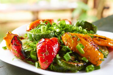 ile ızgara tatlı biber çanak