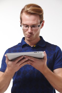 Tablet pc ile gözlüklü adam