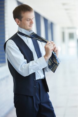 işadamı kravatını bağlıyor