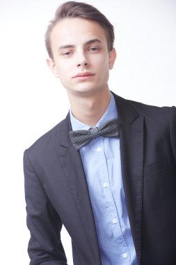 şık elbiseli yakışıklı adam
