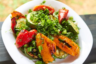 ile ızgara tatlı biber çanak