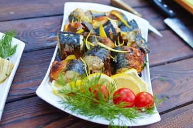 taze domates ile yangın kavrulmuş balık