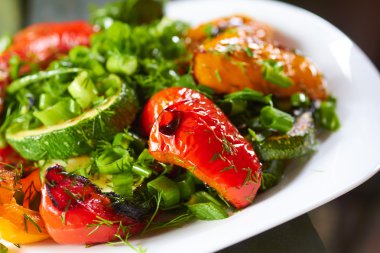 ile ızgara tatlı biber çanak