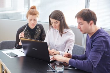 ofiste çalışan iş adamları