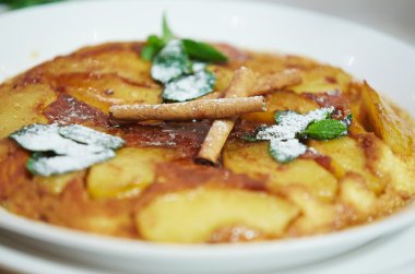 elmalı turta nane ve tarçın ile