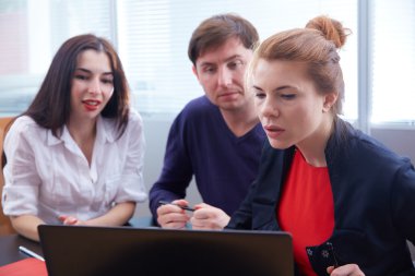 ofiste çalışan iş adamları