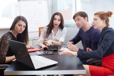 ofiste çalışan iş adamları