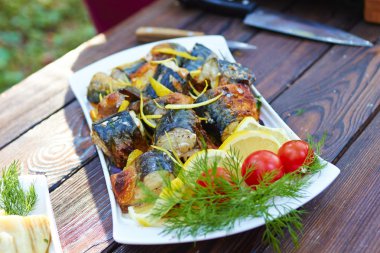 taze domates ile yangın kavrulmuş balık