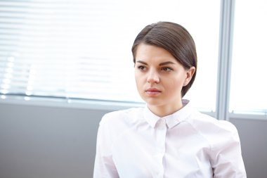 İş kadını ofiste.