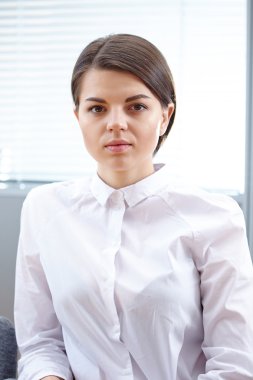 İş kadını ofiste.