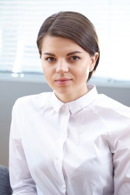 İş kadını ofiste.