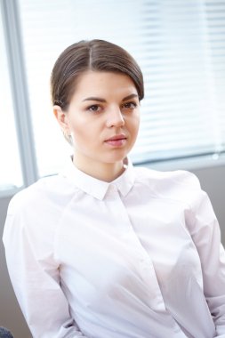 İş kadını ofiste.