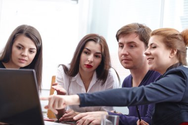 ofiste çalışan iş adamları