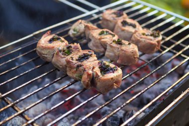 et şiş üzerinde ızgara rulo