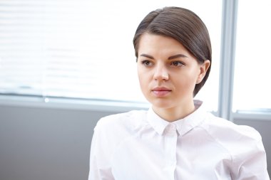 İş kadını ofiste.