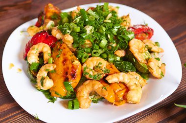 karides ve sebze ile sıcak meze