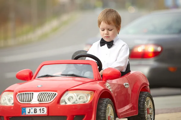 Küçük çocuk araba kullanıyor. — Stok fotoğraf