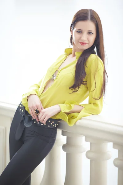 Mulher bonita em blusa amarela — Fotografia de Stock