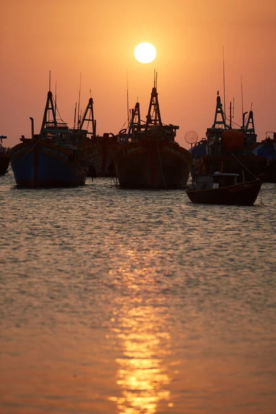 Fischerboote im Meer bei Sonnenuntergang — Stockfoto