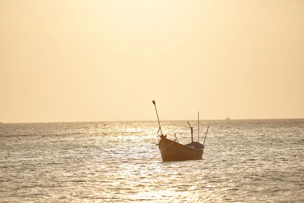 Barco de pesca no mar ao pôr do sol — Fotografia de Stock