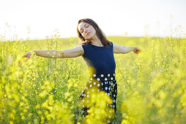 Chica en el campo de floración — Foto de Stock