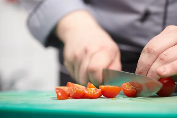 Шеф-кухар нарізаних помідорів — стокове фото